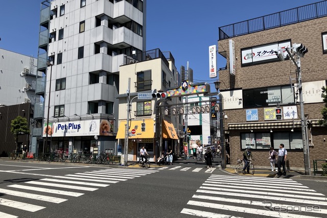 砂町銀座。第2八右エ門ガードはカメラ後方《写真撮影 高木啓》