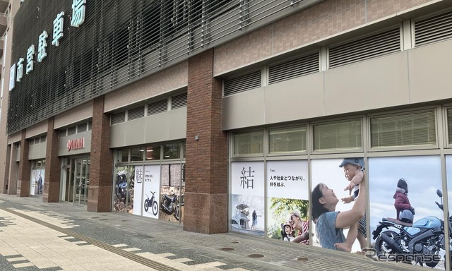 ヤマハ発動機が創立70周年を迎えるにあたり磐田駅前を特別デザインで彩る《写真提供 ヤマハ発動機》