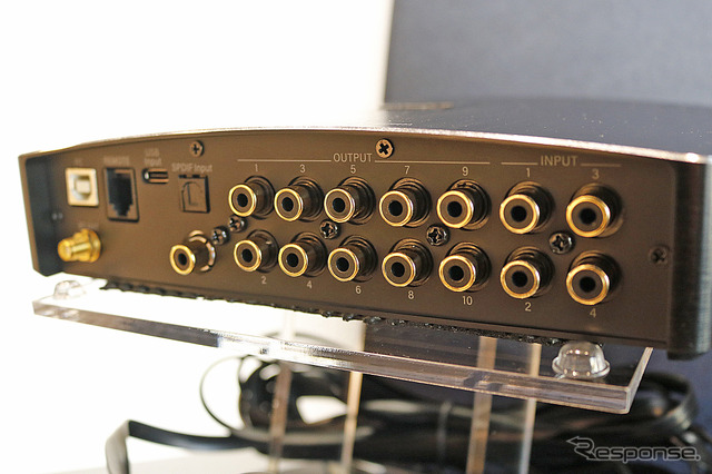 DEQ-7000Aには光入力も搭載《写真撮影　土田康弘》