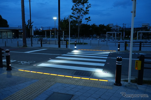 日本初となる「埋込型信号」が大阪府守口市の大枝公園に設置《写真提供 アトラス埋込型信号機》