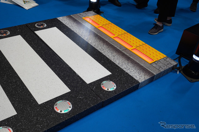 「スマートシティ推進EXPO」に展示されたアトラス埋込型信号機の「埋込型信号」《写真撮影 宮崎壮人》