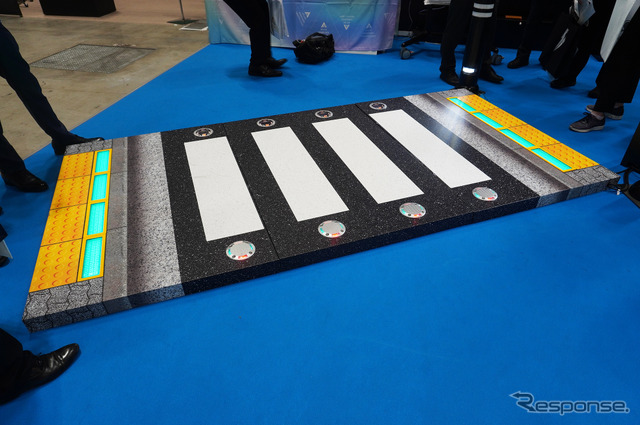 「スマートシティ推進EXPO」に展示されたアトラス埋込型信号機の「埋込型信号」《写真撮影 宮崎壮人》