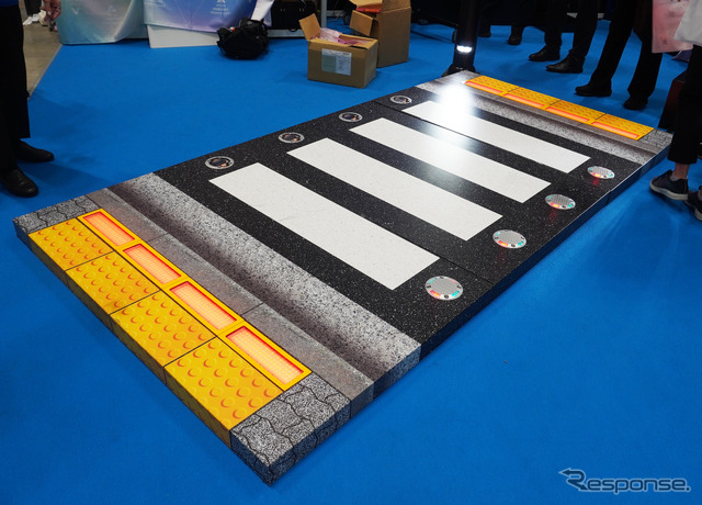 「スマートシティ推進EXPO」に展示されたアトラス埋込型信号機の「埋込型信号」《写真撮影 宮崎壮人》