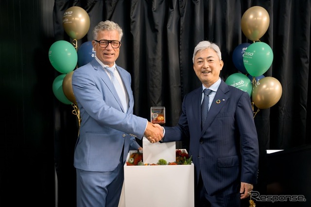 アクシア CEO Alois van Vliet氏とデンソー フードバリューチェーン事業推進部 上席執行幹部 向井 康氏《写真提供 デンソー》