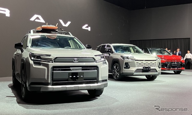 トヨタ RAV4 新型、向かって左からWoodland(Adventureの北米仕様)CORE、GR SPORT《写真撮影 高木啓》