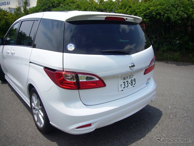 クロームの横バーにラフェスタの文字が入ることで日産車らしく見える《写真提供 編集部》