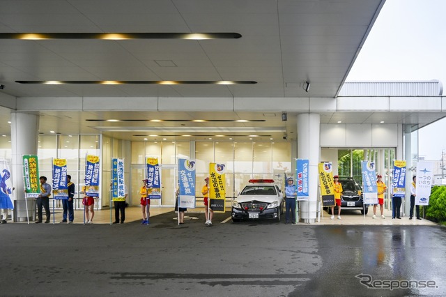 2024年交通安全旗持ち。雨天のため店舗屋根下で開催した《写真提供 静岡スバル》