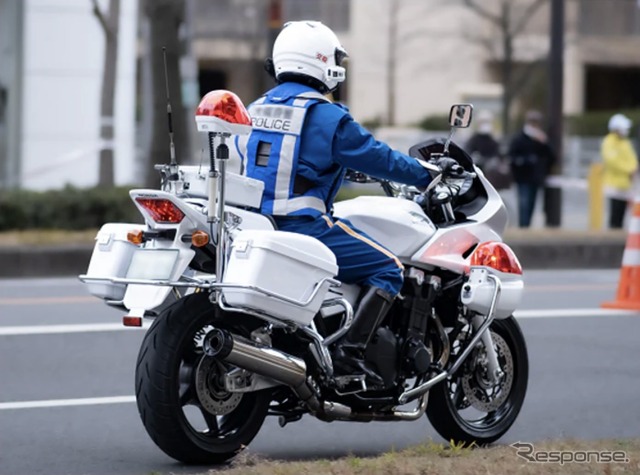 「隼オイル」を採用する大阪府警本部交通部交通機動隊の白バイ《写真提供 ヨロスト》