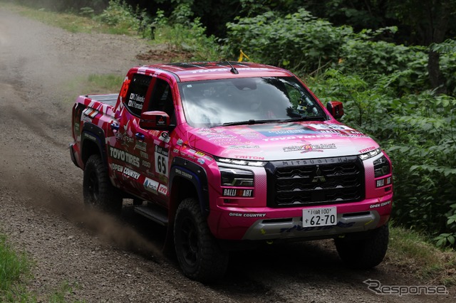 「圭rallyproject」の竹岡圭選手のトライトン《写真提供 三菱自動車》