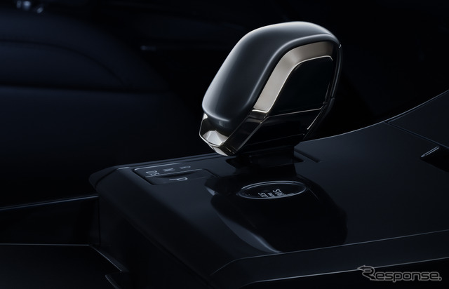 レンジローバー・スポーツSVブラック《photo by Range-Rover》