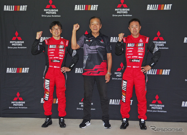 「チーム三菱ラリーアート」の左から小出一登選手、増岡浩総監督、田口勝彦選手《写真撮影 宮崎壮人》