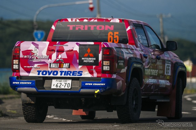XC-2クラス4位の「圭ラリープロジェクト with MMC TOYO TIRES」チーム《写真撮影 望月勇輝》
