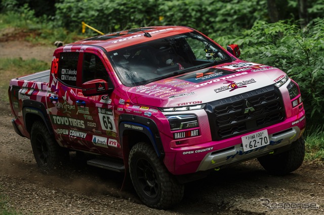 XC-2クラス4位の「圭ラリープロジェクト with MMC TOYO TIRES」チーム《写真撮影 望月勇輝》