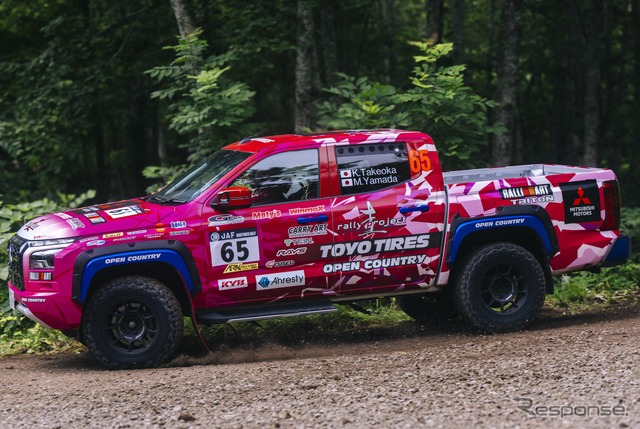 XC-2クラス4位の「圭ラリープロジェクト with MMC TOYO TIRES」チーム《写真撮影 望月勇輝》