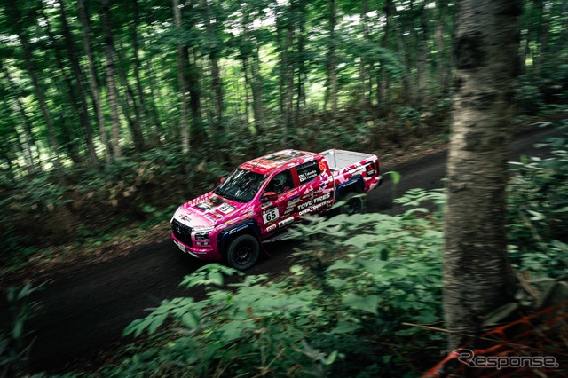 XC-2クラス4位の「圭ラリープロジェクト with MMC TOYO TIRES」チーム《写真撮影 望月勇輝》