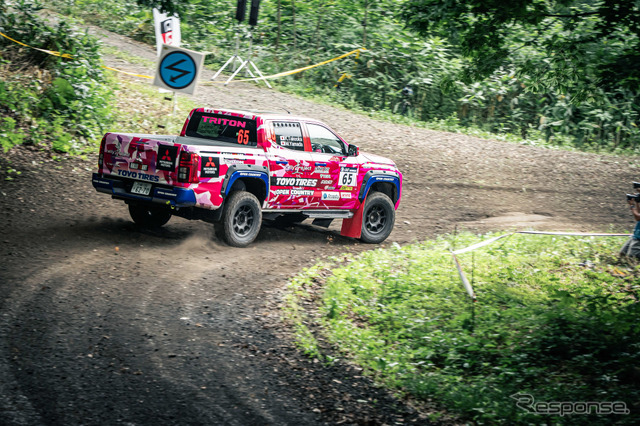 XC-2クラス4位の「圭ラリープロジェクト with MMC TOYO TIRES」チーム《写真撮影 望月勇輝》
