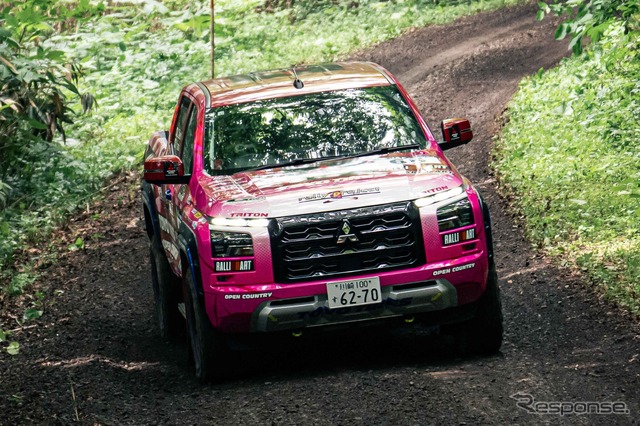 XC-2クラス4位の「圭ラリープロジェクト with MMC TOYO TIRES」チーム《写真撮影 望月勇輝》
