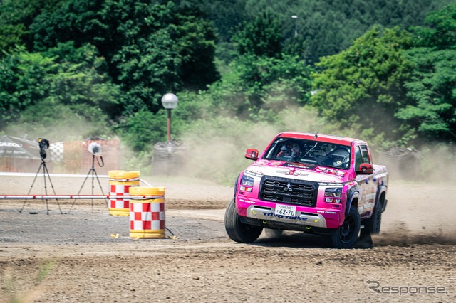 XC-2クラス4位の「圭ラリープロジェクト with MMC TOYO TIRES」チーム《写真撮影 望月勇輝》