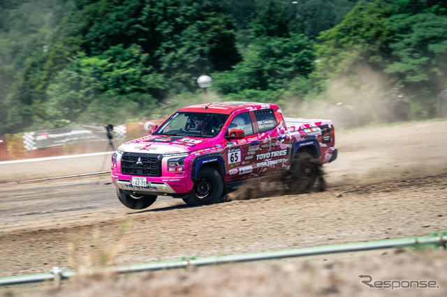 XC-2クラス4位の「圭ラリープロジェクト with MMC TOYO TIRES」チーム《写真撮影 望月勇輝》