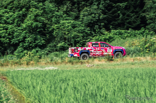 XC-2クラス4位の「圭ラリープロジェクト with MMC TOYO TIRES」チーム《写真撮影 望月勇輝》