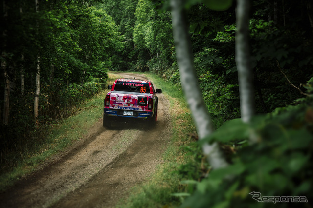 XC-2クラス4位の「圭ラリープロジェクト with MMC TOYO TIRES」チーム《写真撮影 望月勇輝》