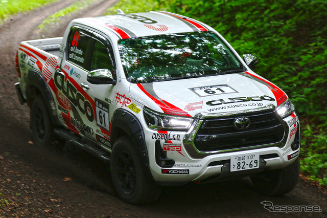 XCRスプリントカップ北海道第3戦 ARK ラリー・カムイ XC-2クラス優勝の番場彬選手/梅本まどか選手組 トヨタ『ハイラックス』《写真提供 横浜ゴム》