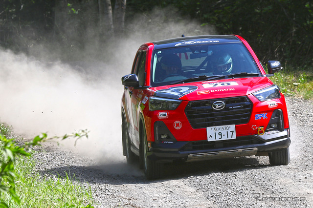 XCRスプリントカップ北海道第3戦 ARK ラリー・カムイ XC-3クラス3位の相原泰祐選手/上原あずみ選手組 ダイハツ『ロッキー』《写真提供 横浜ゴム》