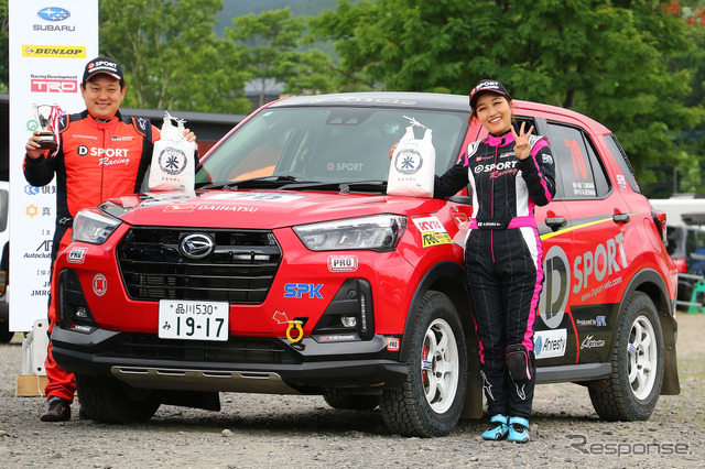 XCRスプリントカップ北海道第3戦 ARK ラリー・カムイ XC-3クラス3位の相原泰祐選手/上原あずみ選手組 ダイハツ『ロッキー』《写真提供 横浜ゴム》