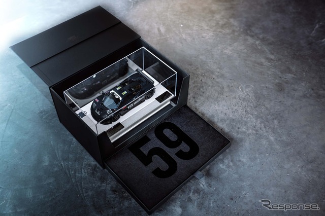 最初の59部には、日本のモデル専門メーカーMake Upが製作した1:18スケールのマクラーレンF1 GTR(シャシー01R)が特別に付属《photo by Lanzante》