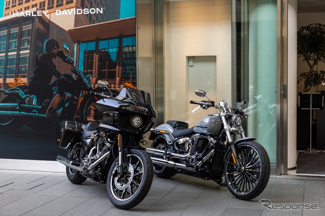 HARLEY-DAVIDSON Café に展示されたブレイクアウトとローライダーST《写真提供 ハーレーダビッドソン ジャパン》