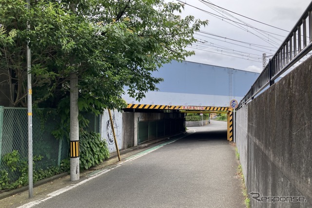 横浜市保土ヶ谷区、相鉄線・西横浜~天王町、今井川架道橋:制限2.0m《写真撮影 高木啓》