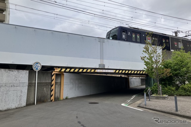 横浜市保土ヶ谷区、相鉄線・西横浜~天王町、今井川架道橋:制限2.0m《写真撮影 高木啓》