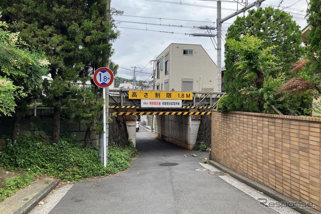 横浜市保土ヶ谷区、相鉄線・上星川~西谷、川島陸橋架道橋:制限1.8m《写真撮影 高木啓》
