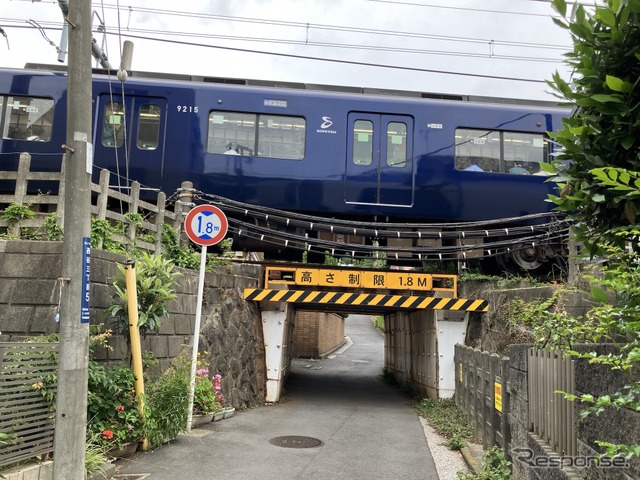 横浜市保土ヶ谷区、相鉄線・上星川~西谷、川島陸橋架道橋:制限1.8m《写真撮影 高木啓》