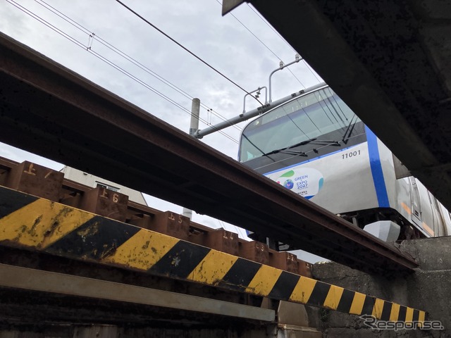 横浜市保土ヶ谷区、相鉄線・上星川~西谷。普通に通行できる公道から撮影。脚立や銀箱や延長棒は使っていない《写真撮影 高木啓》