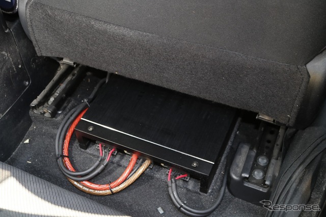 運転席の下のわずかなスペースにインストールされているのはカロッツェリアXのパワーアンプであるRS-A99X。