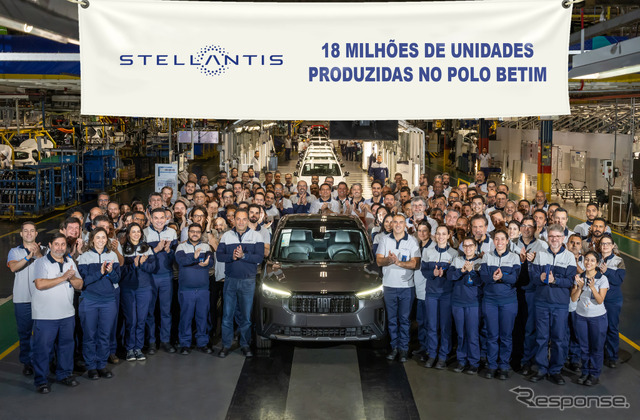 ステランティスのブラジル・ベチン工場の生産1800万台目の車両としてフィアット『ファストバック』改良新型がラインオフ《photo by stellantis》