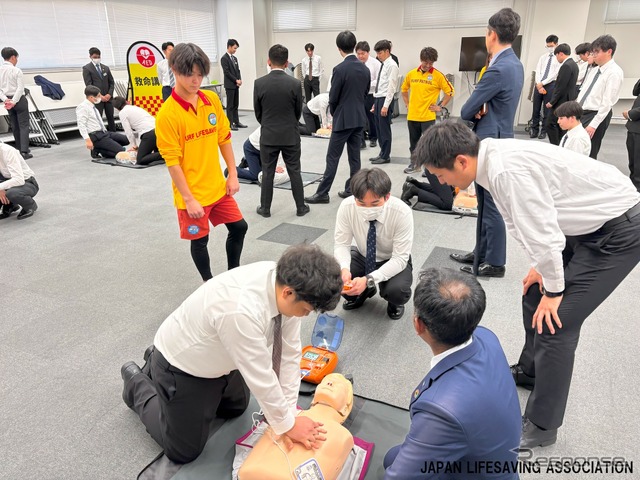 心肺蘇生・AED講習《写真提供 日本ライフセービング協会》