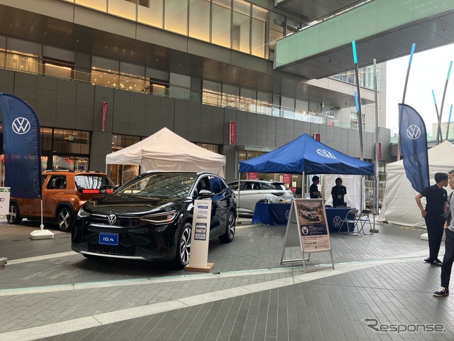 VWからはID.4が試乗車にエントリー。Proグレードは77 kWhのバッテリー容量で618kmの航続距離を誇る。《写真撮影 Chihiro Yamamoto》