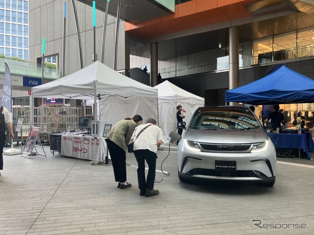 BYDの試乗車は新型の「SEALION 7」、展示車両はドルフィン。価格的にはINSTERとの競合になる。《写真撮影 Chihiro Yamamoto》
