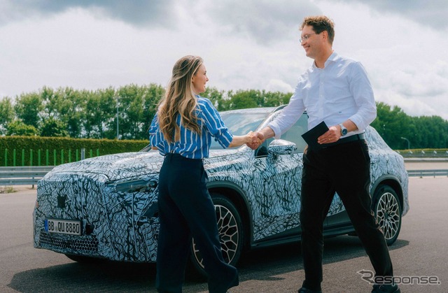メルセデスベンツ『GLC』次期型のEVプロトタイプに試乗したオラ・ケレニウスCEO《photo by Mercedes-Benz》
