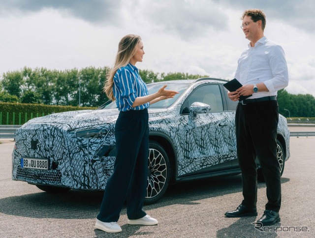 メルセデスベンツ『GLC』次期型のEVプロトタイプに試乗したオラ・ケレニウスCEO《photo by Mercedes-Benz》