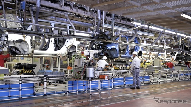 日産追浜工場:リーフ(2010年)《写真提供 日産自動車》
