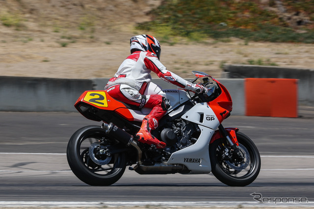 元世界王者ウェイン・レイニーが特別な『XSR900 GP』でラグナセカを駆け抜けた《photo by Yamaha motor》