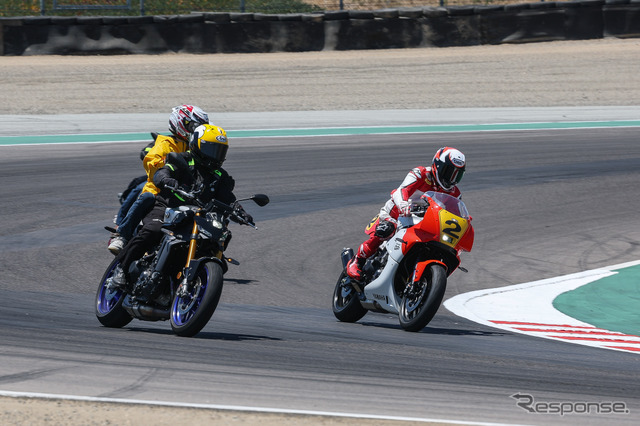 元世界王者ウェイン・レイニーが特別な『XSR900 GP』でラグナセカを駆け抜けた《photo by Yamaha motor》