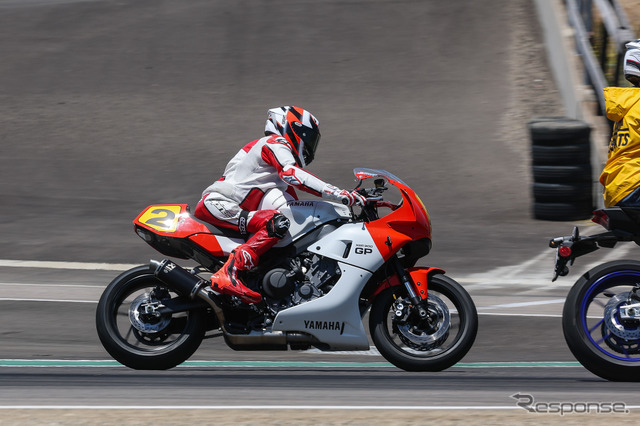 元世界王者ウェイン・レイニーが特別な『XSR900 GP』でラグナセカを駆け抜けた《photo by Yamaha motor》