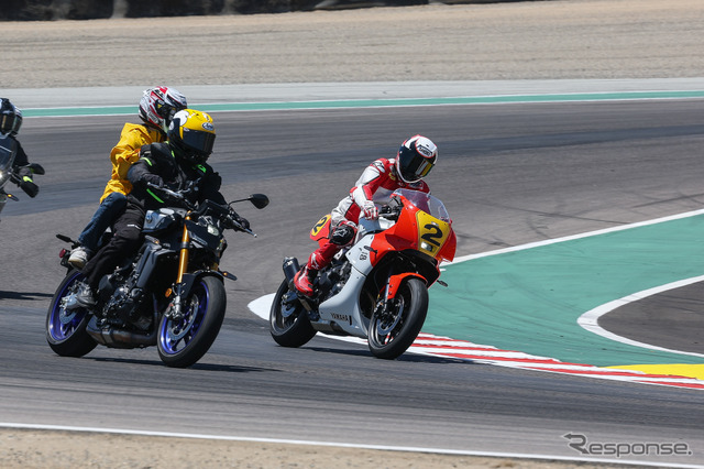 元世界王者ウェイン・レイニーが特別な『XSR900 GP』でラグナセカを駆け抜けた《photo by Yamaha motor》