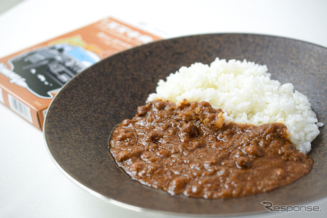 スズキが鳥善と共同開発したインドベジタリアンレトルトカレー。写真は、ジムニーのパッケージの「茶ひよこ豆マサラ」《写真提供 スズキ》