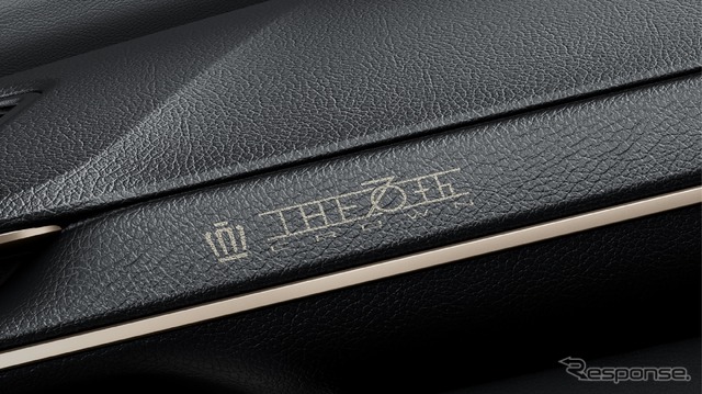 専用レーザー加飾(THE 70thロゴ入り/インストルメントパネル)《写真提供 トヨタ自動車》