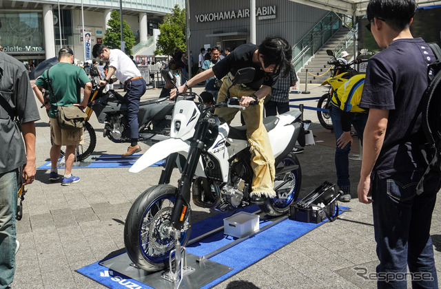 新型『DR-Z4S』『DR-Z4SM』が展示された「スズキ モーターサイクルコレクション2025」(7月19日)《写真撮影 宮崎壮人》